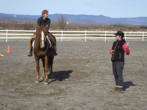 Geneviève Benoit expliquant un concept à une élève montée sur un cheval alezan